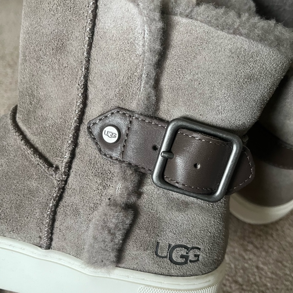 Ugg Women's Aika Suede sneaker / boot size 6.5